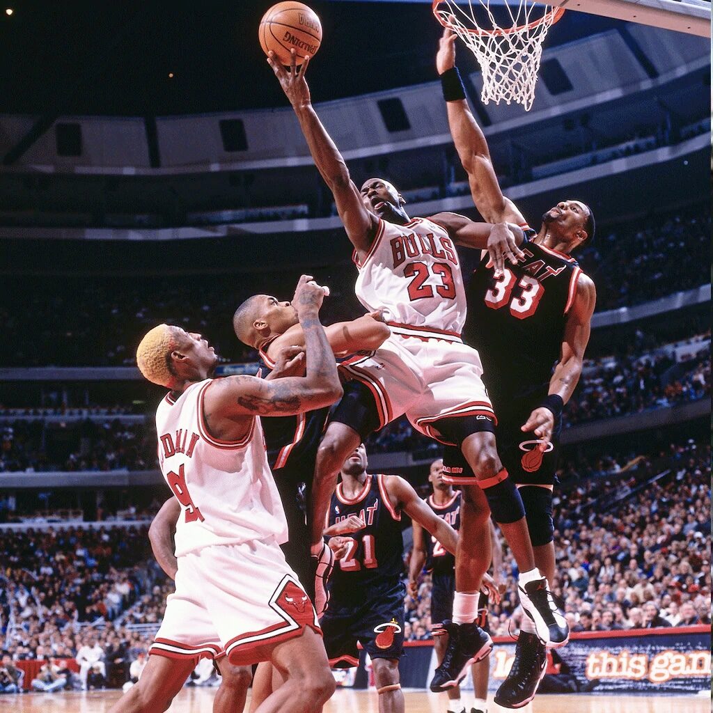 Alonzo Mourning, wearing the Nike Air Alonzo, attempting to block Michael Jordan in 1997. 
